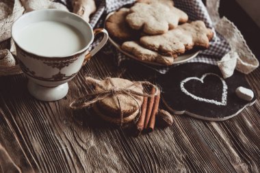 Ev yapımı zencefilli kurabiyeler, tarçın, ahşap masadaki zencefil. Uzayı kopyala Klasik tonlu görüntü, düz yatış