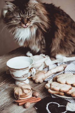 Ev yapımı zencefilli kurabiyeler, tarçın, ahşap masadaki zencefil. Uzayı kopyala Klasik tonlu görüntü, düz yatış