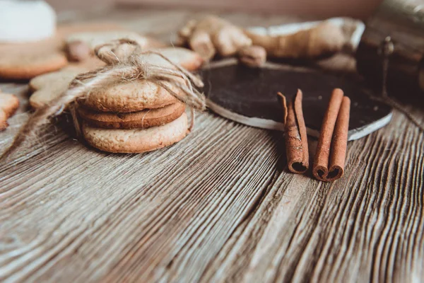 Primer Plano Galletas Jengibre Caseras Canela Jengibre Una Mesa Madera —  Fotos de Stock