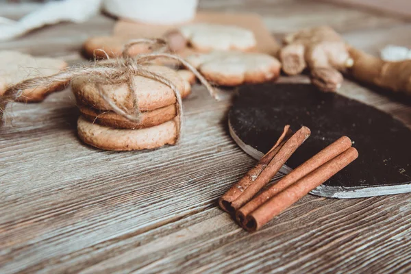 Gros Plan Biscuits Maison Gingembre Cannelle Gingembre Sur Une Table — Photo