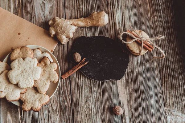 Primer Plano Galletas Jengibre Caseras Canela Jengibre Una Mesa Madera —  Fotos de Stock