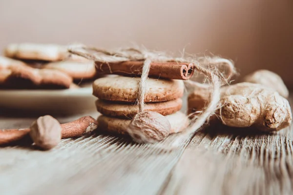 Primer Plano Galletas Jengibre Caseras Canela Jengibre Una Mesa Madera —  Fotos de Stock