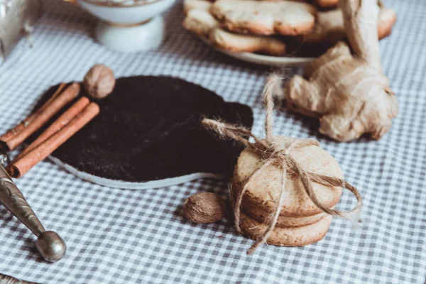 Primer Plano Galletas Jengibre Caseras Canela Jengibre Una Mesa Madera —  Fotos de Stock