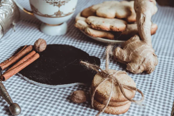 Primer Plano Galletas Jengibre Caseras Canela Jengibre Una Mesa Madera —  Fotos de Stock