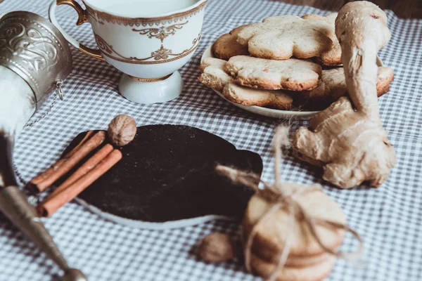 Gros Plan Biscuits Maison Gingembre Cannelle Gingembre Sur Une Table — Photo