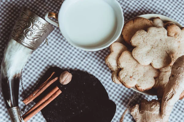 Primer Plano Galletas Jengibre Caseras Canela Jengibre Una Mesa Madera —  Fotos de Stock