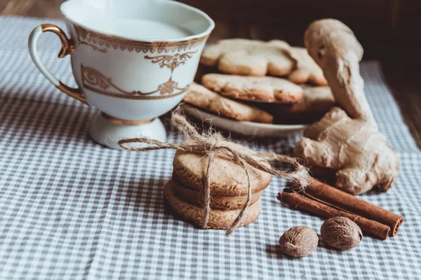 Primer Plano Galletas Jengibre Caseras Canela Jengibre Una Mesa Madera —  Fotos de Stock