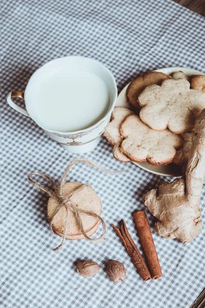 Primer Plano Galletas Jengibre Caseras Canela Jengibre Una Mesa Madera —  Fotos de Stock