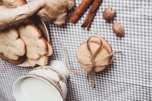 Gros Plan Biscuits Maison Gingembre Cannelle Gingembre Sur Une Table — Photo