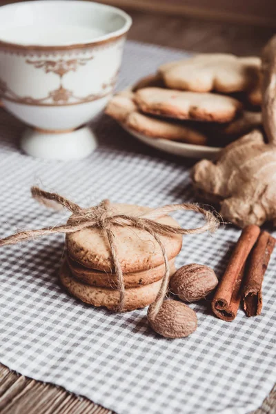 Gros Plan Biscuits Maison Gingembre Cannelle Gingembre Sur Une Table — Photo