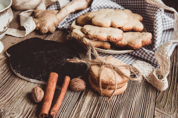 Primer Plano Galletas Jengibre Caseras Canela Jengibre Una Mesa Madera —  Fotos de Stock