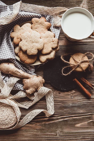 Primer Plano Galletas Jengibre Caseras Canela Jengibre Una Mesa Madera —  Fotos de Stock