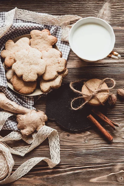 Close Homemade Ginger Cookies Cinnamon Ginger Wooden Table Copy Space — Stock Photo, Image