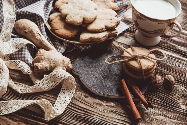 Primer Plano Galletas Jengibre Caseras Canela Jengibre Una Mesa Madera —  Fotos de Stock