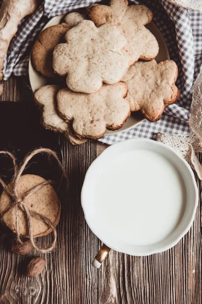 Großaufnahme Von Hausgemachten Ingwerplätzchen Zimt Ingwer Auf Einem Holztisch Kopierraum — Stockfoto