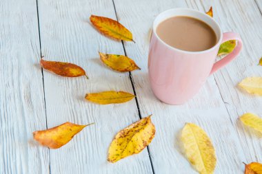 Kahve fincanı ve sarı sonbahar yaprakları. Durgun hayat, üst bakış açısı, düz yatak..