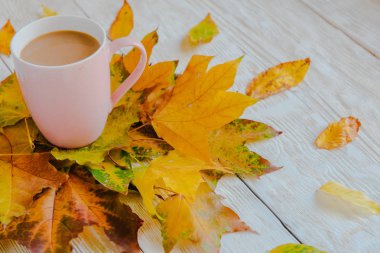 Kahve fincanı ve sarı sonbahar yaprakları. Durgun hayat, üst bakış açısı, düz yatak..