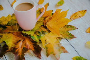 Kahve fincanı ve sarı sonbahar yaprakları. Durgun hayat, üst bakış açısı, düz yatak..