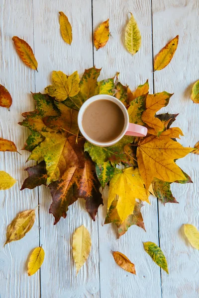 Kahve fincanı ve sarı sonbahar yaprakları. Durgun hayat, üst bakış açısı, düz yatak..