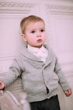 Noel ağacı, altın ve bej pastel c oynayan neşeli küçük oğlu