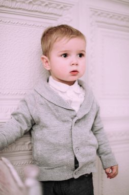 Noel ağacı, altın ve bej pastel c oynayan neşeli küçük oğlu