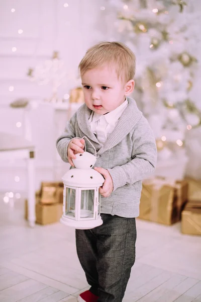 Glad Liten Pojke Som Spelar Nära Christmas Tree Guld Och — Stockfoto
