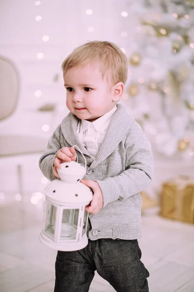 Niño Alegre Jugando Cerca Del Árbol Navidad Oro Pastel Beige — Foto de Stock