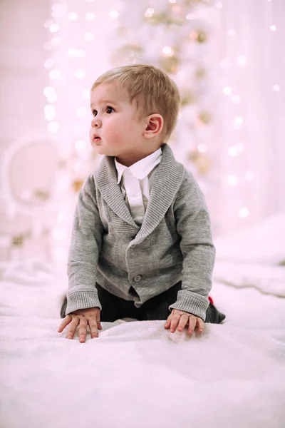 Alegre Menino Brincando Perto Árvore Natal Ouro Pastel Bege — Fotografia de Stock