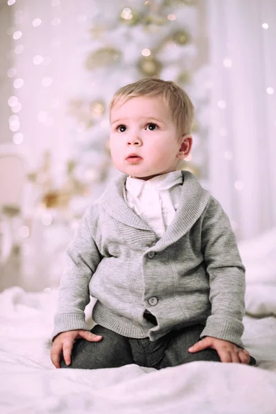 Niño Alegre Jugando Cerca Del Árbol Navidad Oro Pastel Beige — Foto de Stock