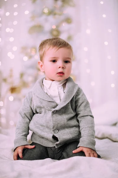 Niño Alegre Jugando Cerca Del Árbol Navidad Oro Pastel Beige — Foto de Stock