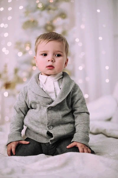 陽気な小さな赤ちゃん男の子クリスマス ツリー ゴールド ベージュ パステル 付近で遊んで — ストック写真