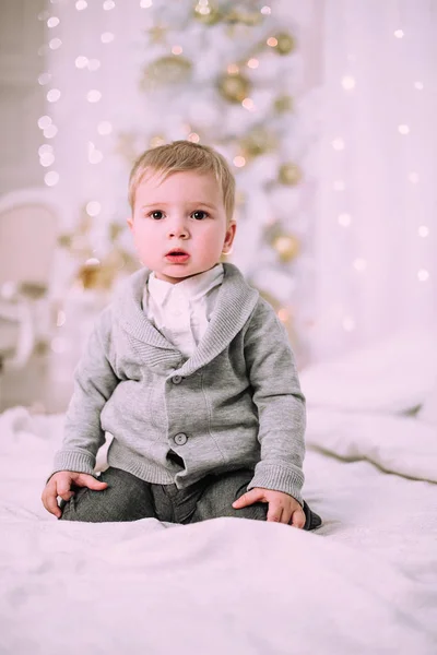 陽気な小さな赤ちゃん男の子クリスマス ツリー ゴールド ベージュ パステル 付近で遊んで — ストック写真