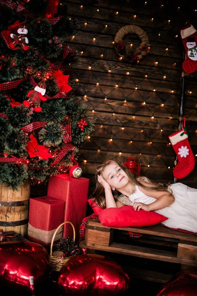 Baby Mädchen Jahre Alt Posiert Raum Über Weihnachtsbaum Mit Dekorationen — Stockfoto