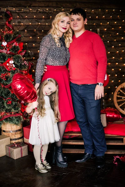 Bela Família Jovem Vermelho Divertindo Juntos Para Férias Natal Sentado — Fotografia de Stock