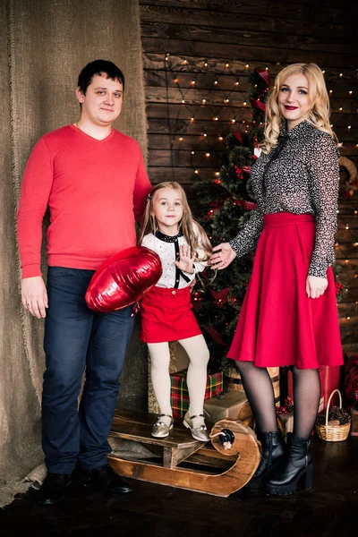 Kaunis Nuori Perhe Punainen Hauskaa Yhdessä Joulun Loma Istuu Olohuoneen — kuvapankkivalokuva