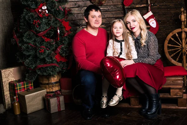 Piękna Młoda Rodzina Czerwieni Bawiąc Się Razem Święta Bożego Narodzenia — Zdjęcie stockowe