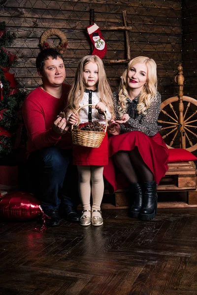 Vacker Ung Familj Rött Har Roligt Tillsammans För Julen Semester — Stockfoto