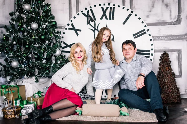 Familjen Samlas Nära Julgranen Klockan Bakgrunden Visar Fem Minuter Till — Stockfoto