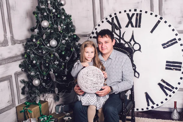 一家人聚集在圣诞树旁 背景中的时钟显示离午夜还有5分钟 平安夜新年 假期和乐趣 圣诞快乐 — 图库照片