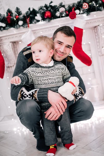 クリスマス マス愛コンセプト 愛らしい赤ちゃんと一緒に幸せな父 — ストック写真