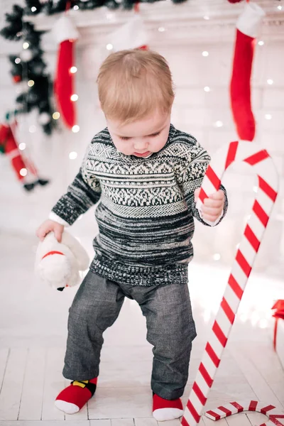 Retrato Navidad Joven Ambiente Acogedor Alrededor Chimenea Árbol Navidad — Foto de Stock