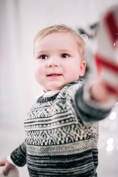 Retrato Natal Menino Atmosfera Acolhedora Torno Lareira Árvore Natal — Fotografia de Stock