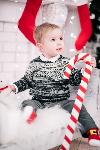 Retrato Navidad Joven Ambiente Acogedor Alrededor Chimenea Árbol Navidad — Foto de Stock