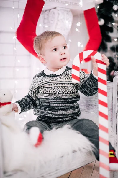 Retrato Navidad Joven Ambiente Acogedor Alrededor Chimenea Árbol Navidad — Foto de Stock