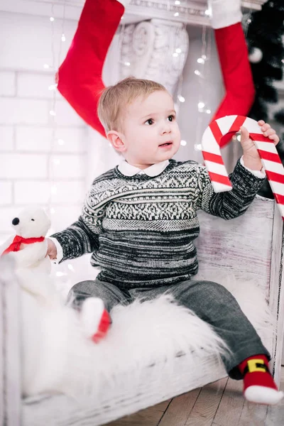 Retrato Navidad Joven Ambiente Acogedor Alrededor Chimenea Árbol Navidad — Foto de Stock