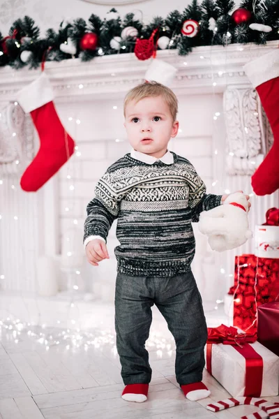 Retrato Navidad Joven Ambiente Acogedor Alrededor Chimenea Árbol Navidad — Foto de Stock