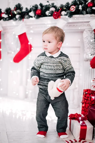 Retrato Navidad Joven Ambiente Acogedor Alrededor Chimenea Árbol Navidad — Foto de Stock