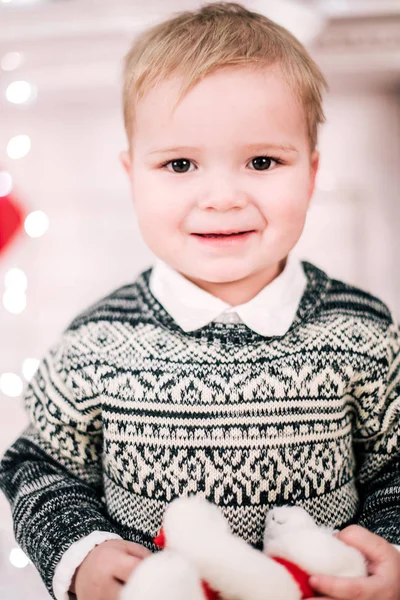 暖炉とクリスマスツリーの周りの若い男の子居心地の良い雰囲気のクリスマスの肖像画 — ストック写真