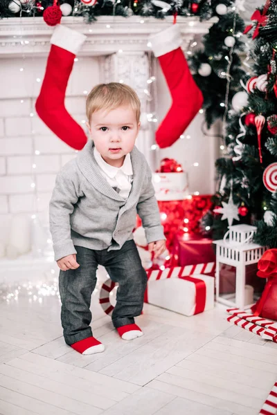 Retrato Navidad Joven Ambiente Acogedor Alrededor Chimenea Árbol Navidad — Foto de Stock