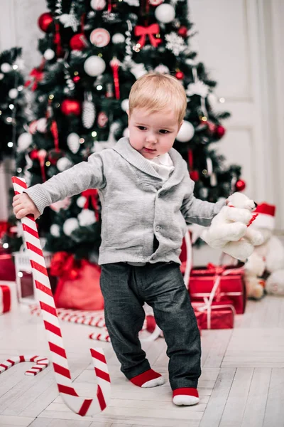 Retrato Navidad Joven Ambiente Acogedor Alrededor Chimenea Árbol Navidad — Foto de Stock